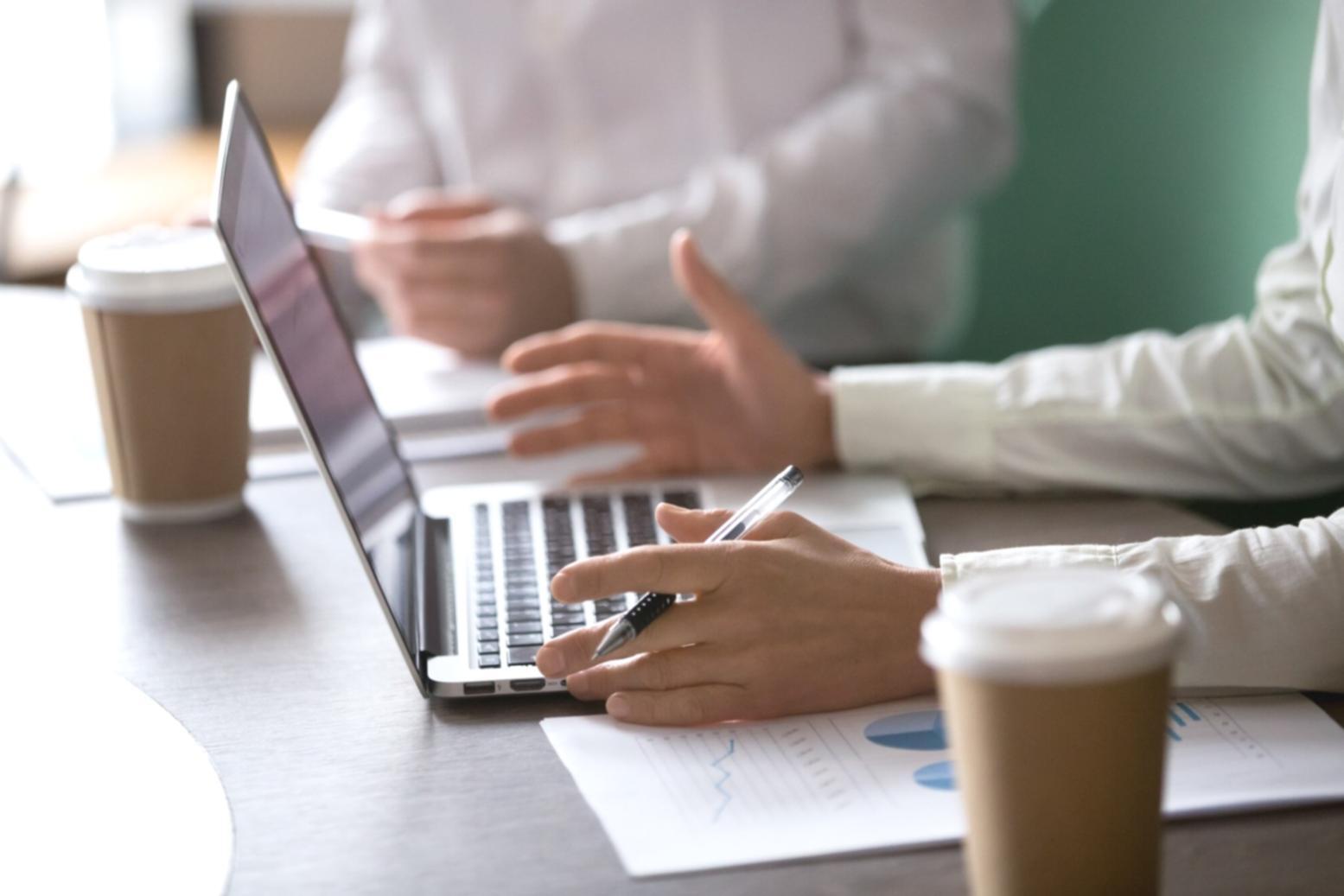 Espace de coworking revinolora avec étudiants collaborant sur projets