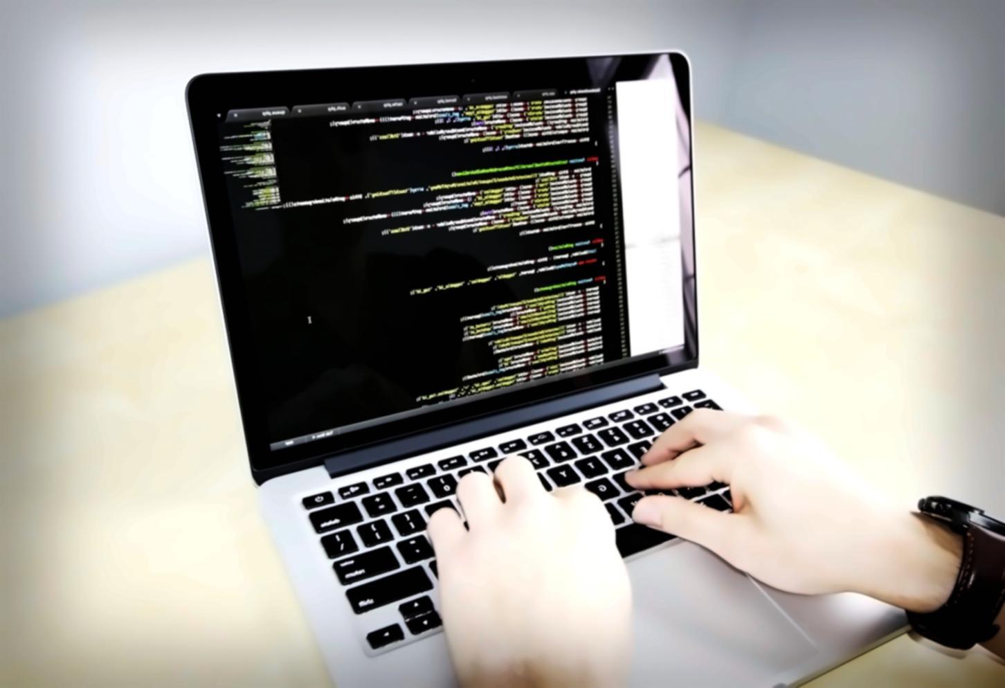 Espace de formation revinolora avec étudiants travaillant sur projets de jeux mobiles